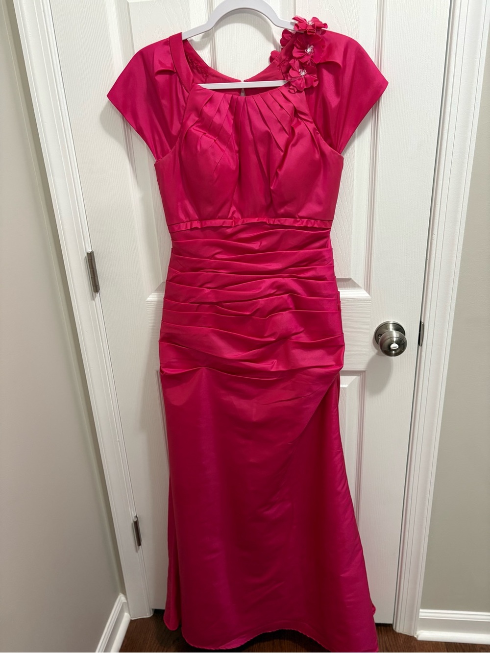 Elegant Fuchsia Cap-Sleeve Evening Dress with Floral Accent